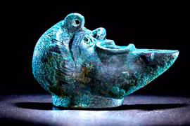 Phát hiện đèn dầu hình mặt người kỳ dị 2.000 năm tuổi dưới móng nhà