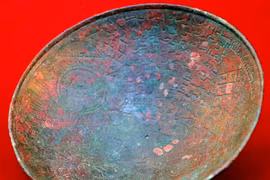 Chiếc bát 'ma thuật' thời trung cổ, được tin sở hữu quyền năng chữa bệnh