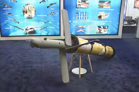 Bức ảnh độc quyền của Army Recognition về loại đạn bay lảng vảng Rezvan do Iran sản xuất, được chụp trong một triển lãm quốc phòng. (Nguồn ảnh: Army Recognition Group)