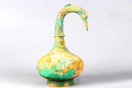 Bí mật rùng mình bên trong bình thiên nga 2.000 năm tuổi