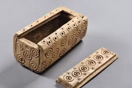 Hộp chạm khắc từ xương 8.000 năm tuổi lần đầu được tìm thấy