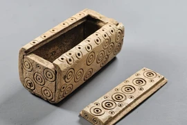 Hộp chạm khắc từ xương 8.000 năm tuổi lần đầu được tìm thấy