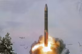 Topol-M, tên lửa đạn đạo xuyên lục địa đầu tiên do Nga phát triển sau khi Liên Xô tan rã, đã được biên chế vào tháng 12 năm 2000 trong Lực lượng Tên lửa Chiến lược, với tầm hoạt động khoảng 11.000 km. (Nguồn ảnh: Bộ Quốc phòng Nga)