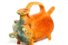 Phát hiện bình sữa cổ hình lợn, chuyên gia kinh ngạc