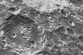 Miệng hố 22m bất ngờ xuất hiện trên Mặt Trăng, chuyện gì đã xảy ra?