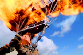 Tom Cruise thách thức tử thần, ghi danh Kỷ lục Guinness TG