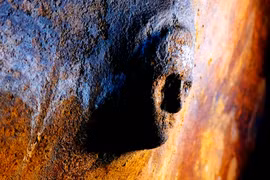 Khuôn mặt bí ẩn hiện ra trên bể nước cổ nghìn năm tuổi