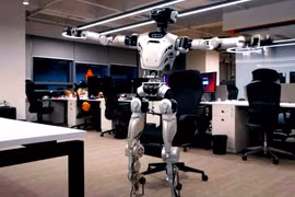 Thích thú xem robot Trung Quốc thư giãn cực chill xả stress 