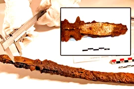 Phát hiện thanh kiếm Excalibur chôn thẳng đứng gây chấn động