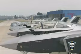Không quân Trung Quốc tiếp nhận lô tiêm kích J-20 mới