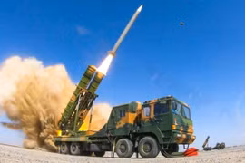 Phóng tên lửa đất đối không từ hệ thống HQ-22 của Trung Quốc