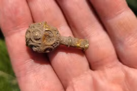 Phát hiện vật thể vàng cổ trong pháo đài La Mã, chuyên gia háo hức