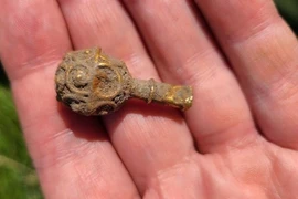 Phát hiện vật thể vàng cổ trong pháo đài La Mã, chuyên gia háo hức