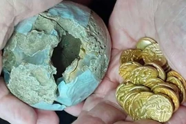Quả trứng chứa đầy vàng 2.000 năm tuổi khiến chuyên gia sửng sốt