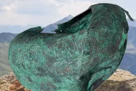 Chiếc bình may mắn thời La Mã cổ đại khắc dòng chữ bí ẩn gì?