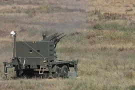 Một hệ thống phòng không tầm gần lắp trên rơ-moóc, trang bị pháo tự động đa nòng, đang triển khai trên thao trường trong một hoạt động huấn luyện/bắn thử nghiệm, thể hiện năng lực đối phó các mối đe dọa đường không tầm thấp như UAV.