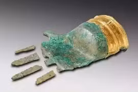 Bốn ngón tay bằng đồng trong ngôi mộ cổ 