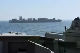 Tàu hải quân Mỹ tuần tra/áp sát tàu hàng tại eo biển Hormuz