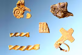 Tìm thấy bàn thờ ngoại giáo cùng đồng xu quỷ ám thời Trung cổ