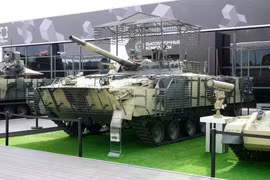 Hỏa lực của BMP-3 kết hợp một pháo–bệ phóng 100 mm có khả năng bắn đạn nổ mạnh (HE) và tên lửa dẫn đường, cùng với pháo tự động 30 mm và súng máy 7,62 mm, qua đó mang lại cho kíp chiến đấu Nga một nền tảng tác chiến thống nhất để yểm trợ bộ binh tầm gần, chế áp chiến hào và cứ điểm, cũng như tác chiến nhanh với xe bọc nhẹ và các mục tiêu bay thấp. (Nguồn ảnh: Rostec)