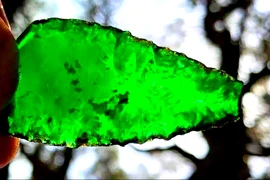 Bí ẩn mũi giáo thủy tinh xanh hiếm thấy 100 năm tuổi 