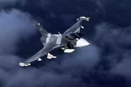 Tiêm kích Gripen E được thiết kế để có thể hoạt động từ các căn cứ phân tán và chưa được chuẩn bị hoàn chỉnh, bao gồm đường bộ hoặc đường băng ngắn. Lựa chọn thiết kế này bắt nguồn từ mô hình bảo đảm kỹ thuật và thời gian quay vòng khai thác, cho phép máy bay tiếp nhiên liệu và tái vũ trang trong chưa đầy 15 phút đối với các nhiệm vụ không chiến. (Nguồn ảnh: Saab)