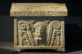 Kinh ngạc hộp trang điểm cổ Etruscan tìm thấy trong ngôi mộ bí ẩn