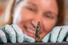 Khám phá cán dao La Mã cổ đại khắc hình võ sĩ giác đấu tại Anh