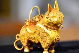 Khám phá bông tai vàng hình linh miêu thời trung cổ 