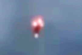 Đang ngâm mình thư giãn, cô gái Mỹ ghi được vật thể lạ bí ẩn