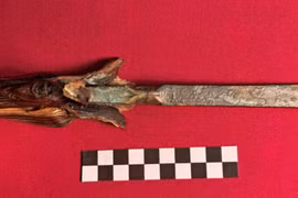 Chiếc đục Thời Đồ Đồng nguyên vẹn khó tin trong hang động cổ