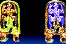 Khóa thắt lưng Trung cổ khắc rắn nuốt ếch gây bí ẩn