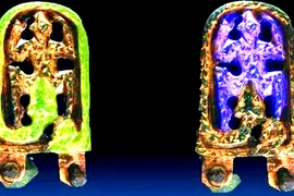 Khóa thắt lưng Trung cổ khắc rắn nuốt ếch gây bí ẩn