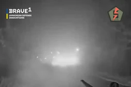 Ukraine lần đầu tiên hạ được xe bọc thép Nga bằng xe robot mặt đất 