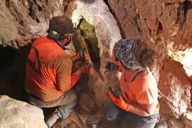 Phát hiện thứ quái dị trong hang động nhìn ra Biển Chết