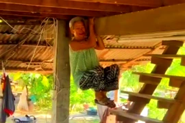 Cụ bà 80 tuổi Thái Lan gây sốt với màn đu xà tránh rắn