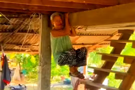 Cụ bà 80 tuổi Thái Lan gây sốt với màn đu xà tránh rắn