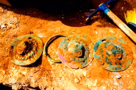 Mở mộ La Mã cổ, chuyên gia sững người thấy tay cầm đầu sư tử