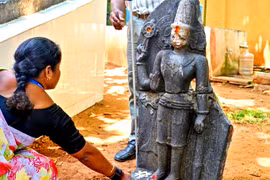 Tượng thần Vishnu 700 năm tuổi bất ngờ dạt vào bờ biển