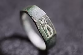 Cậu bé 13 tuổi gây sốc khi tìm thấy chiếc nhẫn 1.800 năm tuổi