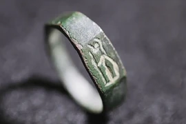 Cậu bé 13 tuổi gây sốc khi tìm thấy chiếc nhẫn 1.800 năm tuổi