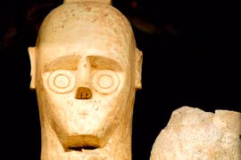 Tìm thấy tượng người khổng lồ bằng đá 3.000 năm gây sốc