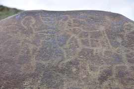 Hình lạ trên tranh đá Tây Tạng 2.000 tuổi, khoa học vắt óc giải mã