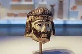 Sốc nặng phát hiện danh tính bức tượng đầu người 2.800 tuổi