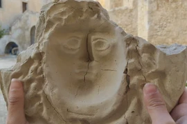 Phát hiện mặt nạ Medusa kỳ lạ tại Sicily cổ đại