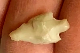 Tìm thấy mũi tên Đồ Đá Mới chạm khắc tinh vi khiến giới khảo cổ sửng sốt