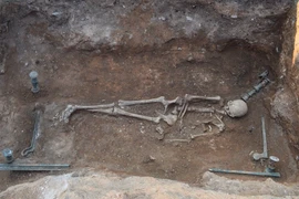 Ngôi mộ kỳ bí chôn người phụ nữ quái lạ gây sửng sốt