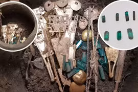 8 chiếc bình đựng ngọc lục bảo trong ngôi mộ cổ 