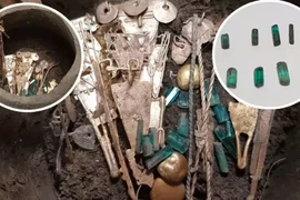 8 chiếc bình đựng ngọc lục bảo trong ngôi mộ cổ 