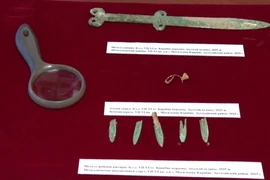 Sửng sốt thanh kiếm đồng nằm gọn trên tay chiến binh trong mộ cổ 